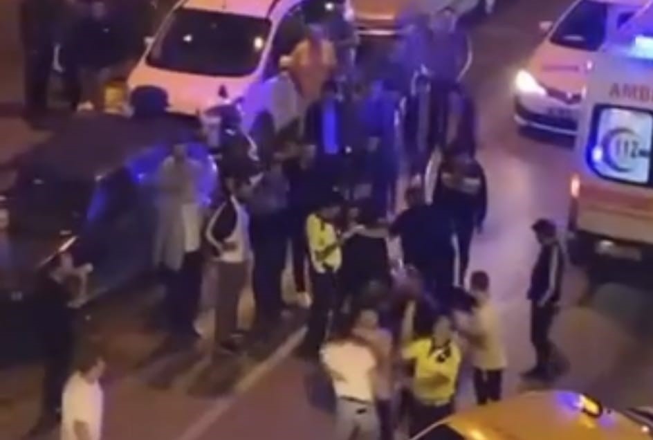 Bursa’da akıl almaz görüntüler! Kazada yaralanan kadını tekmeleyip kaçtı Bursa’da akıl almaz görüntüler! Kazada yaralanan kadını tekmeleyip kaçtı