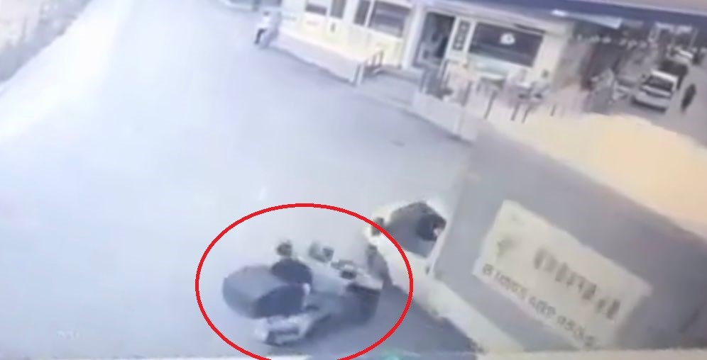 Bursa’da motosiklet kamyonete çarptı