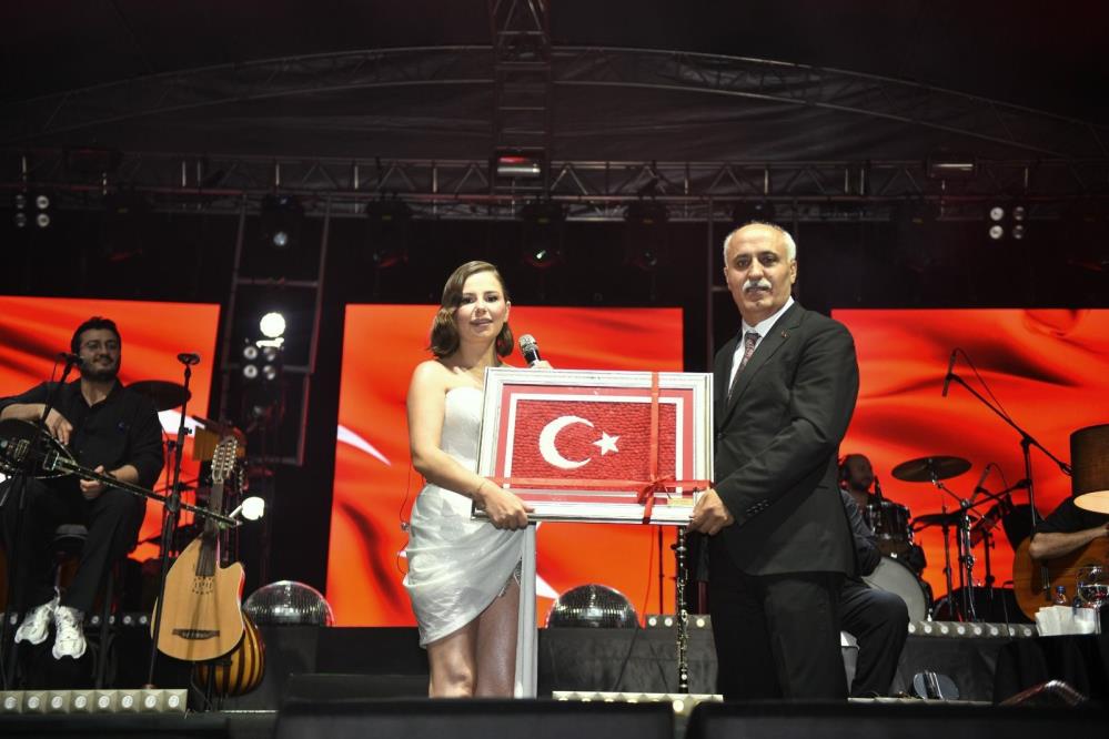 Yenişehir’de Hakan Altun ve Merve Özbey rüzgarı 1 AW026394 06