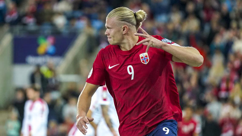 Erling Haaland Norveç Milli Takımı ile 26 maçta 25 gole ulaştı Manchester City'nin yıldız futbolcusu Erling Haaland, Norveç Milli Takımı'yla çıktığı