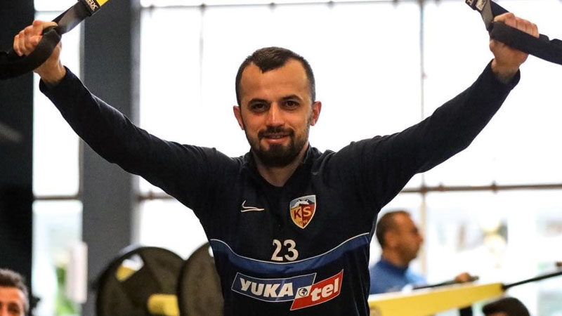 İlhan Parlak futbolu bıraktı Süper Lig’de son olarak Kayserispor forması giyen İlhan Parlak, 36