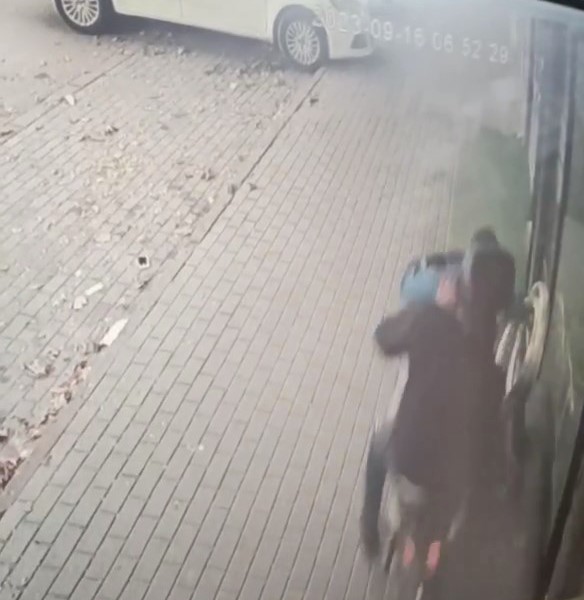 Bursa’da nalburun önünden tel çalan şüpheliler kameraya yakalandı