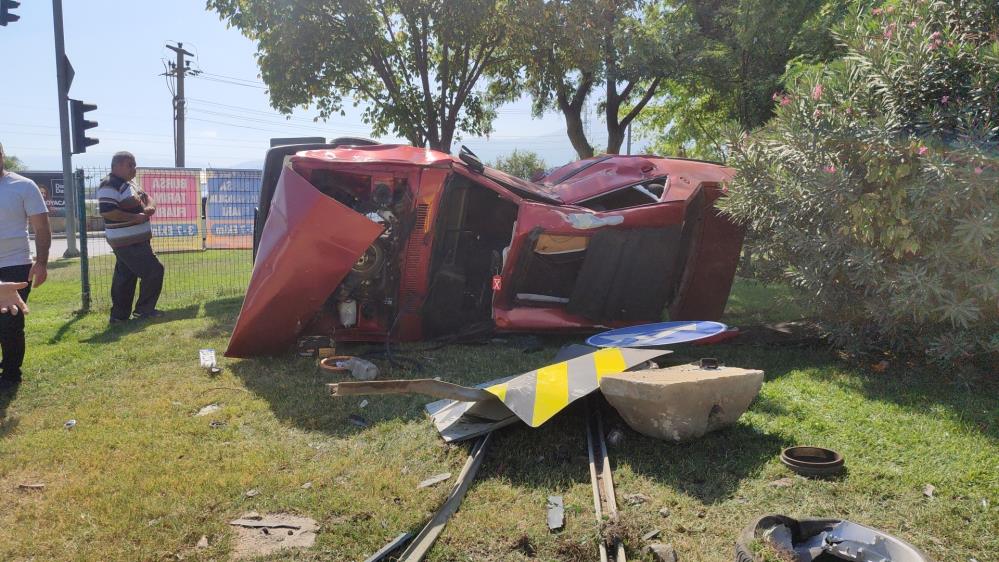 Bursa’da feci kaza! Hurdaya dönen araçtan sağ çıktı
