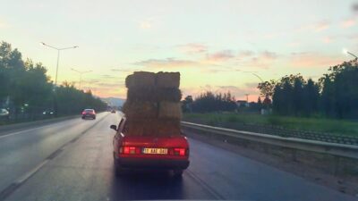 Görüntü Bursa’dan… Otomobil üzerinde saman balyalarını taşıdı