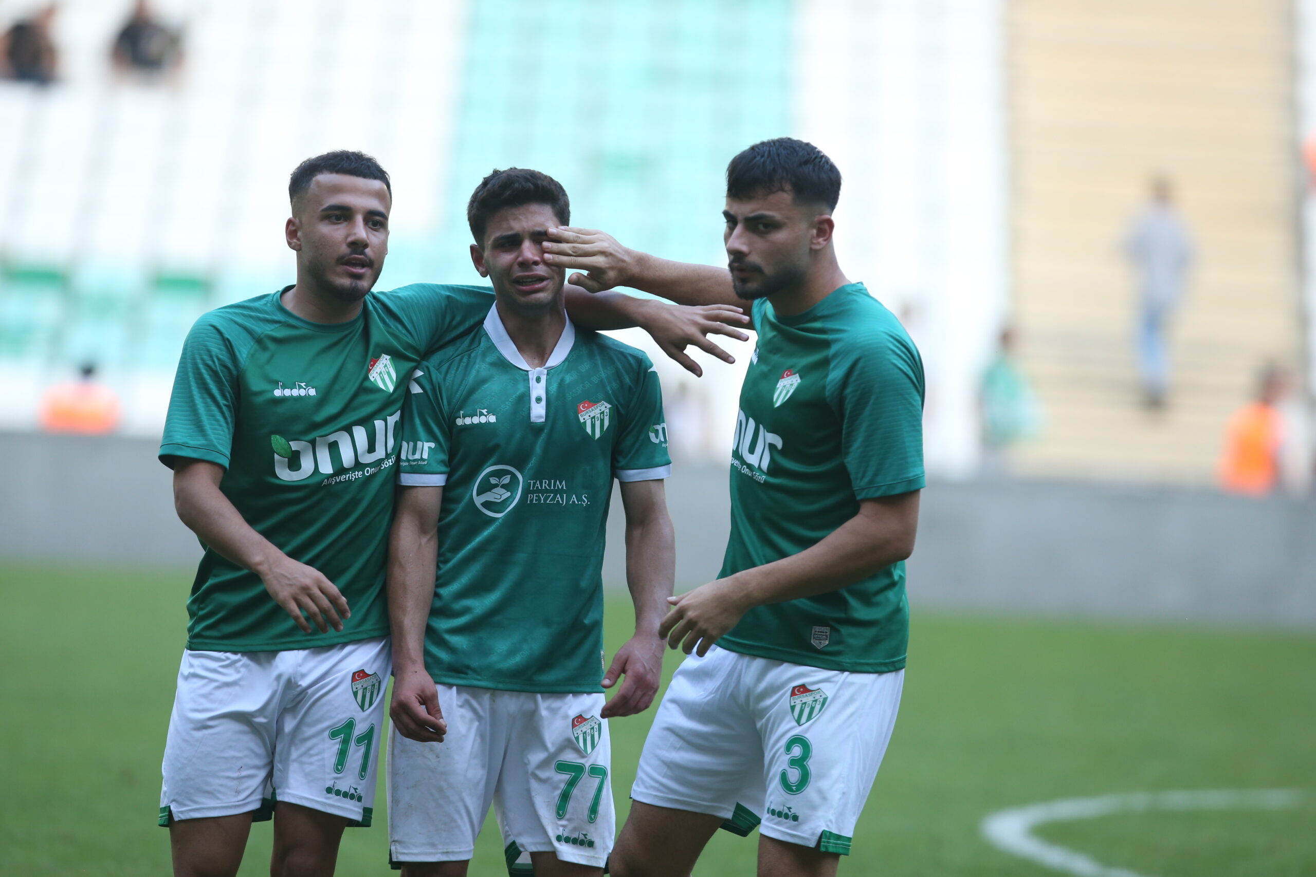 Bursasporlu oyuncunun gözyaşları! Hüngür hüngür ağladı… Bursasporlu oyuncunun gözyaşları! Hüngür hüngür ağladı…