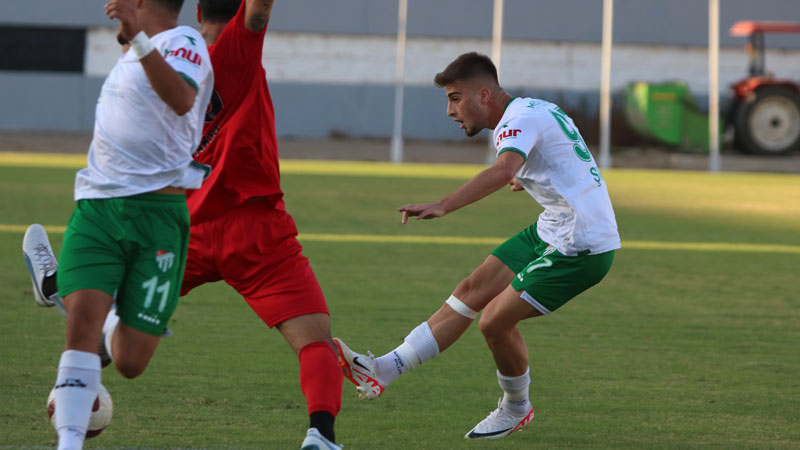 Bursaspor’un genç futbolcusu ilki yaşadı!