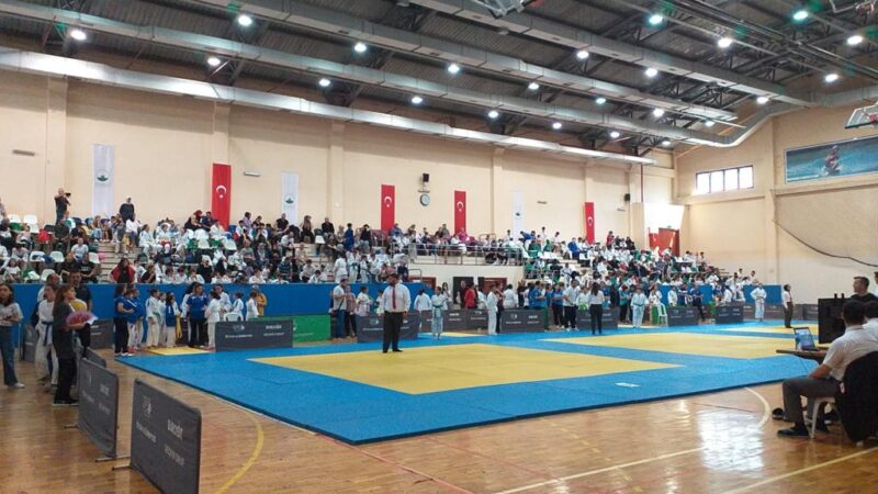 Osmangazi Belediyespor Judo Takımı sporcuları katıldıkları turnuvada 12 adet madalya