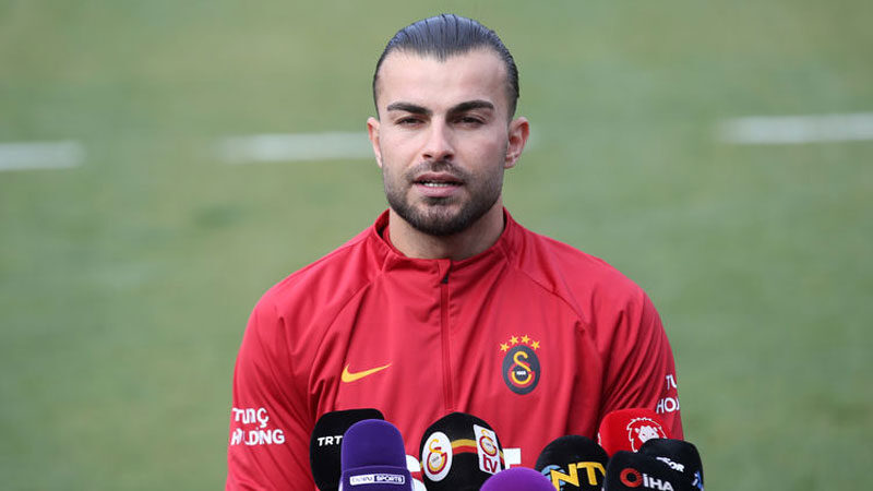 Abdülkerim Bardakcı görüşmesinin perde arkası ortaya çıktı Abdülkerim Bardakcı'nın milli takım kampından ayrılıp Galatasaray ile idmana çıkması