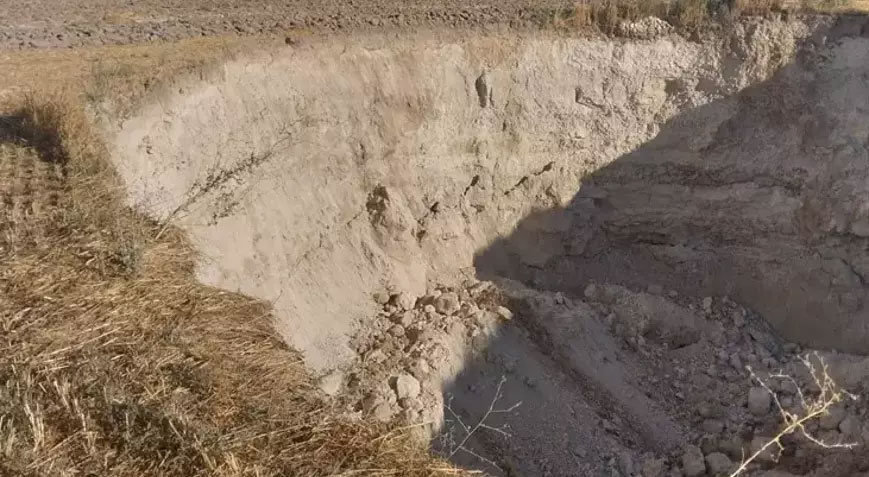 Konya’da 40 metre derinlik, 50 metre çapında obruk oluştu