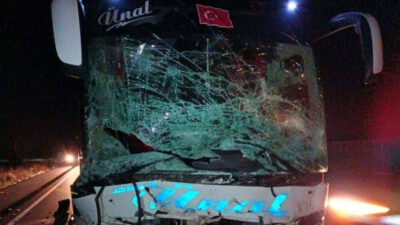 Otomobil ile yolcu otobüsü çarpıştı: 2 ölü, 20 yaralı