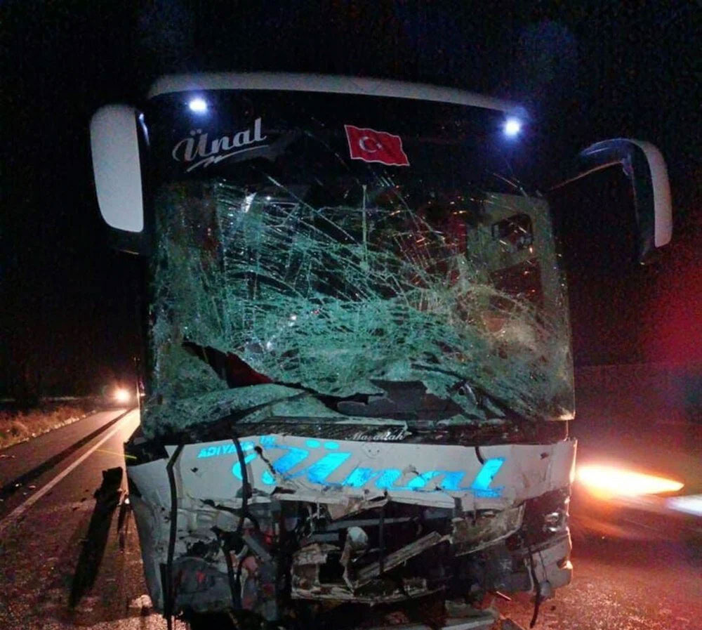 Otomobil ile yolcu otobüsü çarpıştı: 2 ölü, 20 yaralı