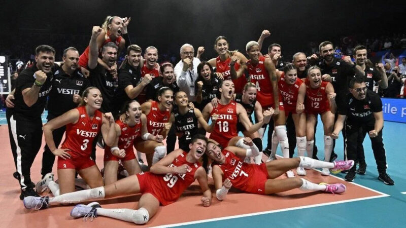 İtalya'yı 3-2 mağlup ederek 2023 CEV Avrupa Şampiyonası'nda finale yükselen