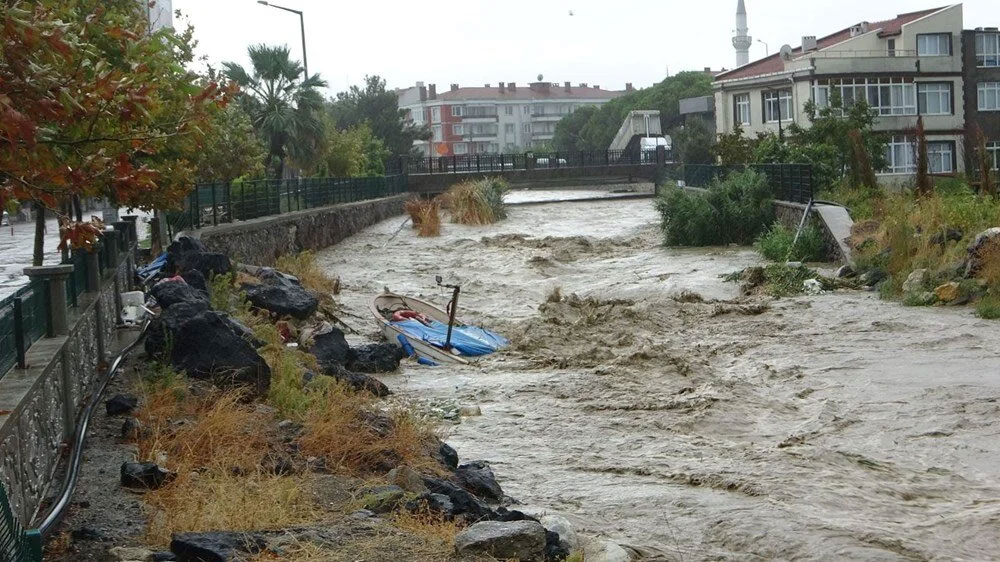 Çanakkale’de şiddetli yağış tekne batırdı