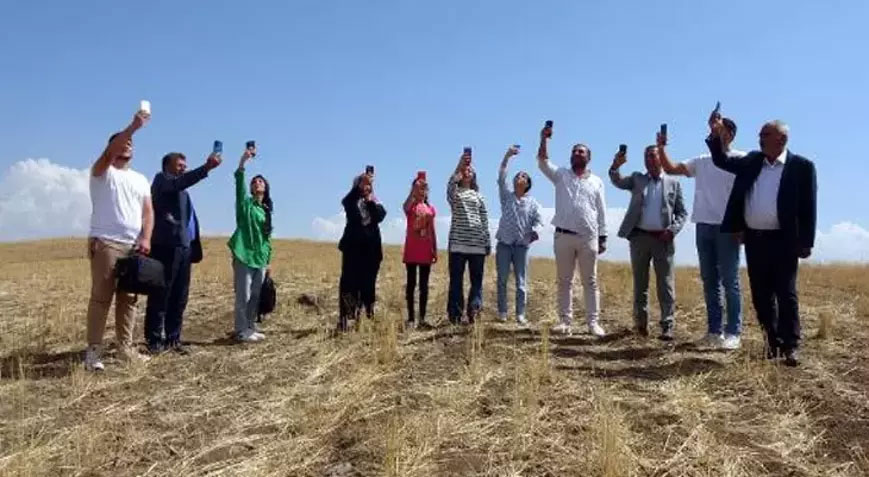 İki tepenin arasında yaşam! Cep telefonuyla konuşmak için 1 kilometreli yol İki tepenin arasında yaşam! Cep telefonuyla konuşmak için 1 kilometreli yol