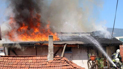 Eşi ve kayınvalidesine sinirlendi, evi ateşe verdi