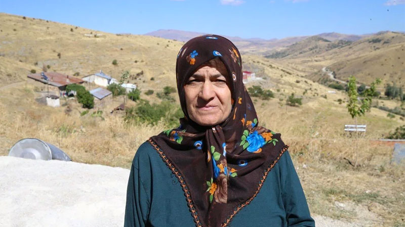 52 yaşındaki kadın ölmediğini ispatlamaya çalışıyor