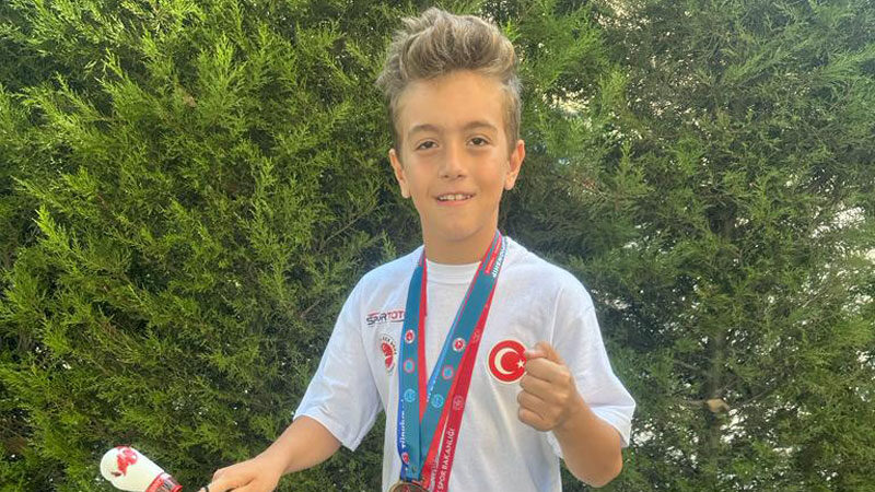 Bursalı minik sporcudan 100. yılda bir ilk! 7 yaşındaki Bursalı sporcu Emir Ali Durğut, Avrupa Kickboks Şampiyonası’nda