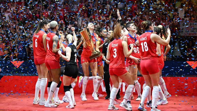 Yüksekten uçan Filenin Sultanları’na THY’den sürpriz Türk Hava Yolları (THY) 2024 Paris Olimpiyat Oyunları'na katılmayı garantileyen