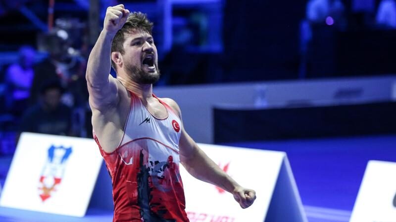Milli sporcu Ali Cengiz Dünya Şampiyonu Sırbistan'da düzenlenen 2023 Dünya Güreş Şampiyonası'nda grekoromen stil 87 kiloda