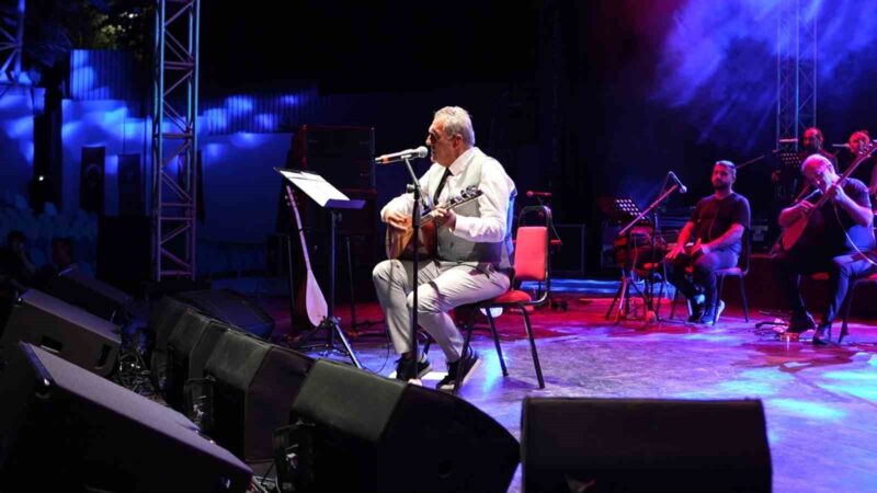 Aşık Veysel Bursa’da türküleriyle anıldı Halk ozanı Aşık Veysel, vefatının 50’nci yılında Bursa Büyükşehir Belediyesi