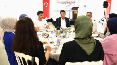 Başkan Dündar, üniversiteyi kazanan öğrencilerle buluştu