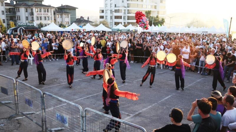 Binlerce Balkan göçmeni Nilüfer’de buluştu Nilüfer Belediyesi’nin bu yıl 11’incisini düzenlediği Nilüfer Görükle Balkan Panayırı,