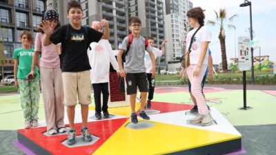 Bursa’daki bu parkta çocuklar, hem eğleniyor hem de elektrik üretiyor