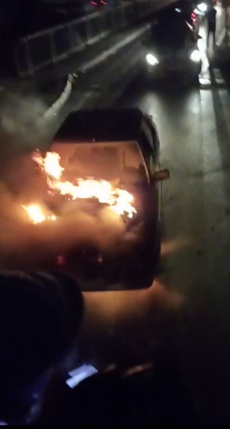 Bursa’da seyir halindeki otomobil alev alev yandı