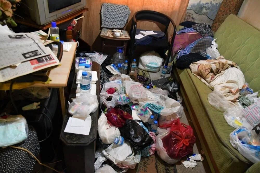 8 yıldır çöp biriktiren kadının evinden 2 kamyon çöp çıktı