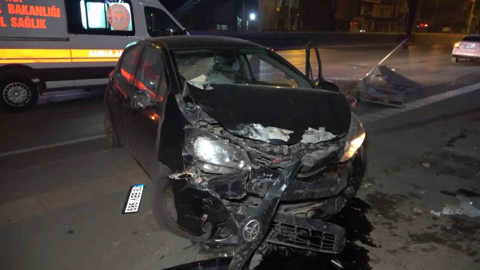 Bursa’da direksiyon hakimiyetini kaybetti, 2 araca ve direğe çarparak durabildi