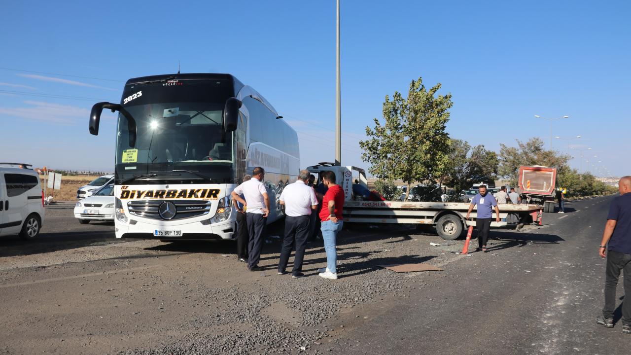 Diyarbakır’da zincirleme kazada biri ağır 4 kişi yaralandı Diyarbakır’da zincirleme kazada biri ağır 4 kişi yaralandı