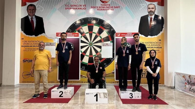 Bursa Büyükşehir Belediyesi Engelliler Şube Müdürlüğü’nün dart derslerine katılan öğrencilerden