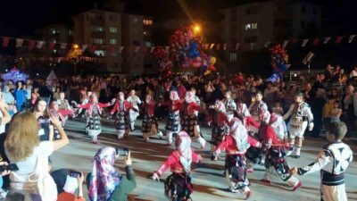 Bursa’nın Yenişehir ilçesinde düzenlenen festivalde sahne alan Yıldızlar folklor ekibi