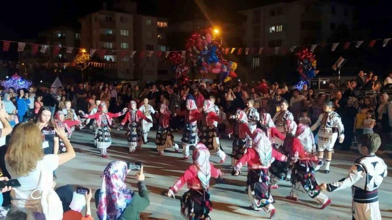 Yenişehir’deki festivalin gözdesi Yıldızlar Folklor Ekibi oldu Bursa’nın Yenişehir ilçesinde düzenlenen festivalde sahne alan Yıldızlar folklor ekibi