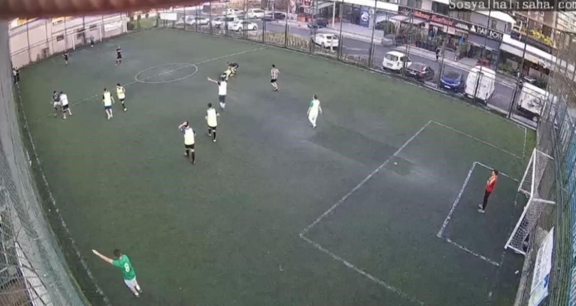 Bursa’da halı sahada kalp krizi! O anlar kamerada Bursa’da halı sahada kalp krizi! O anlar kamerada