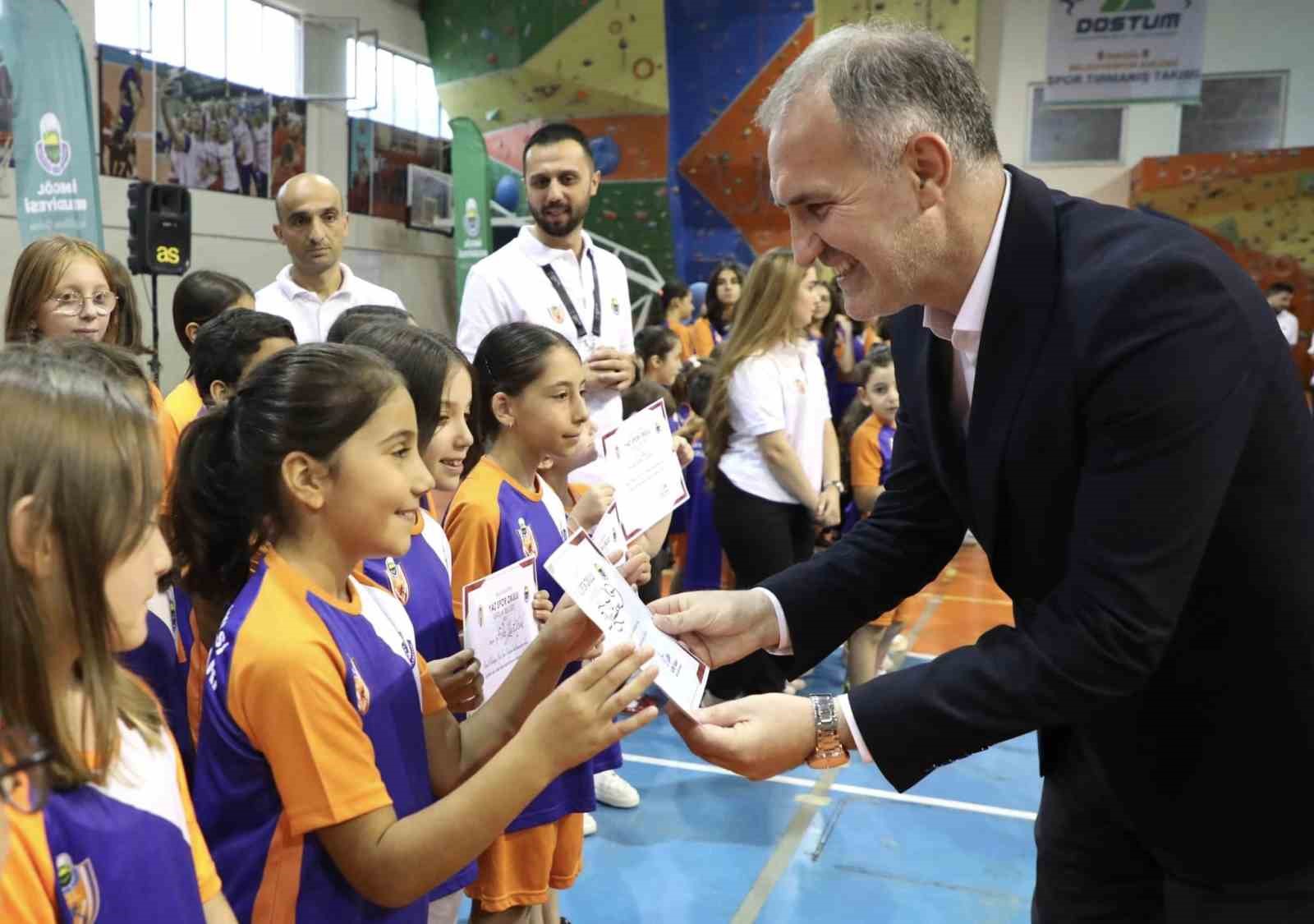 İnegöl’ün gelecekteki yıldızları sertifikalarını aldı