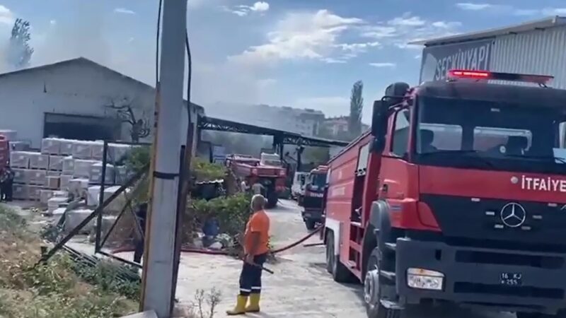Bursa’nın Gemlik ilçesinde bir inşaat firmasına ait depoda yangın çıktı.