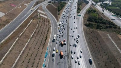 Kamyondan düşen cam damacanalar trafiği kilitledi