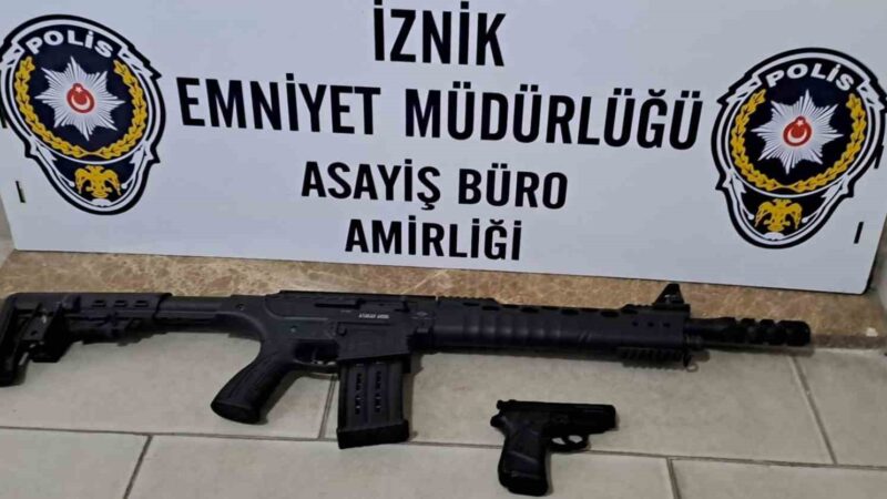 İznik’te ‘huzur’ uygulaması İznik İlçe Emniyet Müdürlüğü ekipleri, gerçekleştirdiği ‘huzur’ operasyonunda ruhsatsız tüfek,