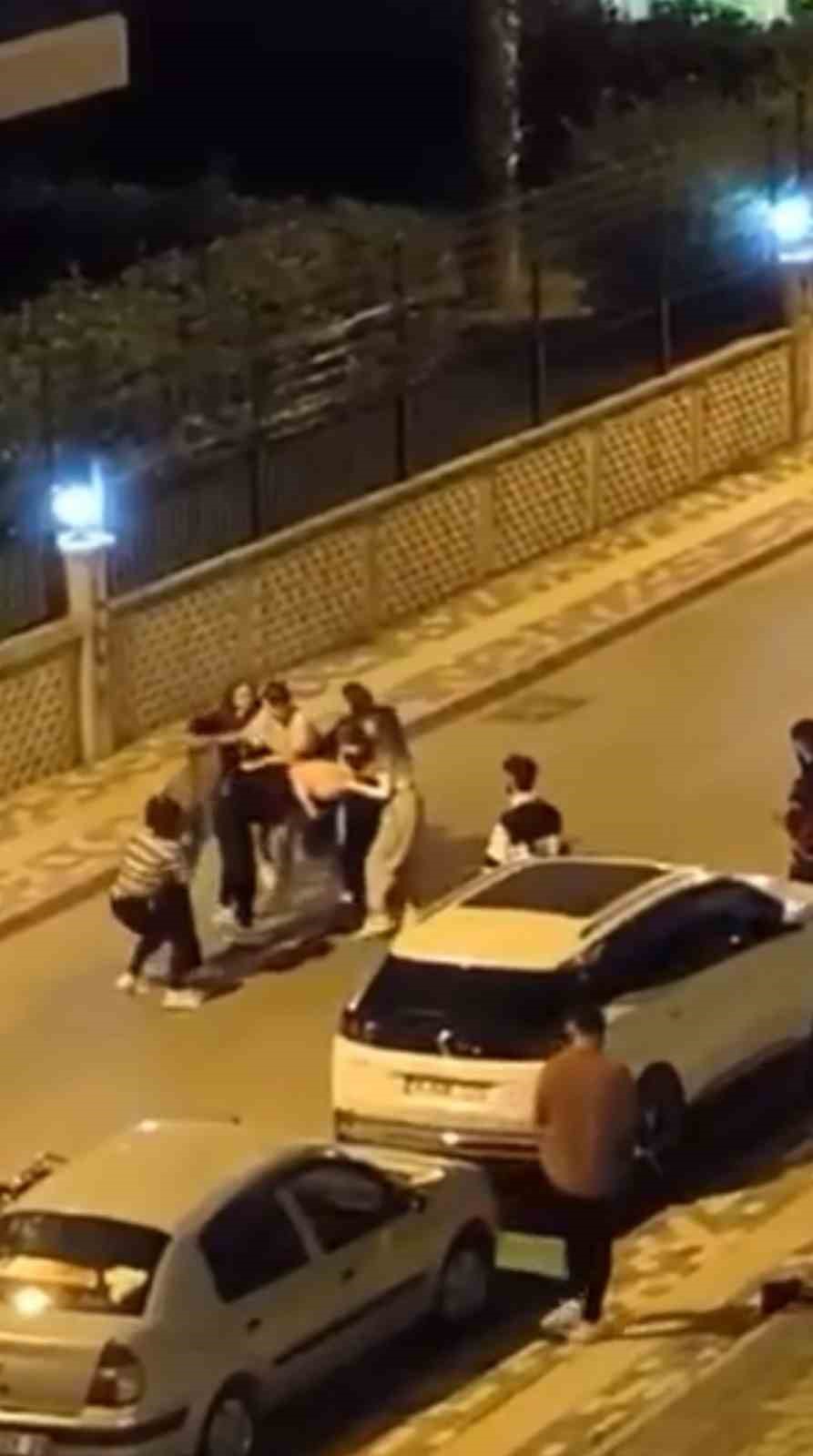 Bursa’da kadınlar birbirine girdi, erkekler izledi