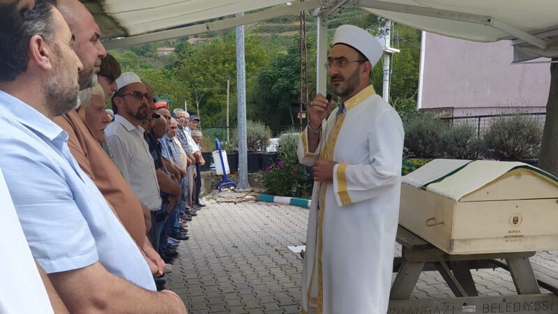 Karacabey Müftülüğü’nün acı kaybı Karacabey İlçe Müftülüğü personellerinden Fikret Erdemir (47), geçirdiği kalp krizi