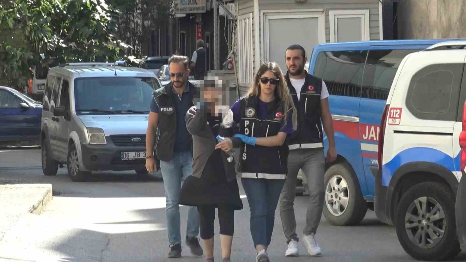 Bursa’da karnı burnunda torbacı adliyeye böyle geldi Bursa’da karnı burnunda torbacı adliyeye böyle geldi