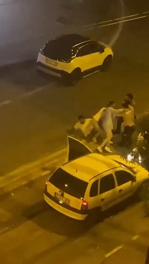 Bursa’da kavga ettiler, domino taşı gibi devrildiler