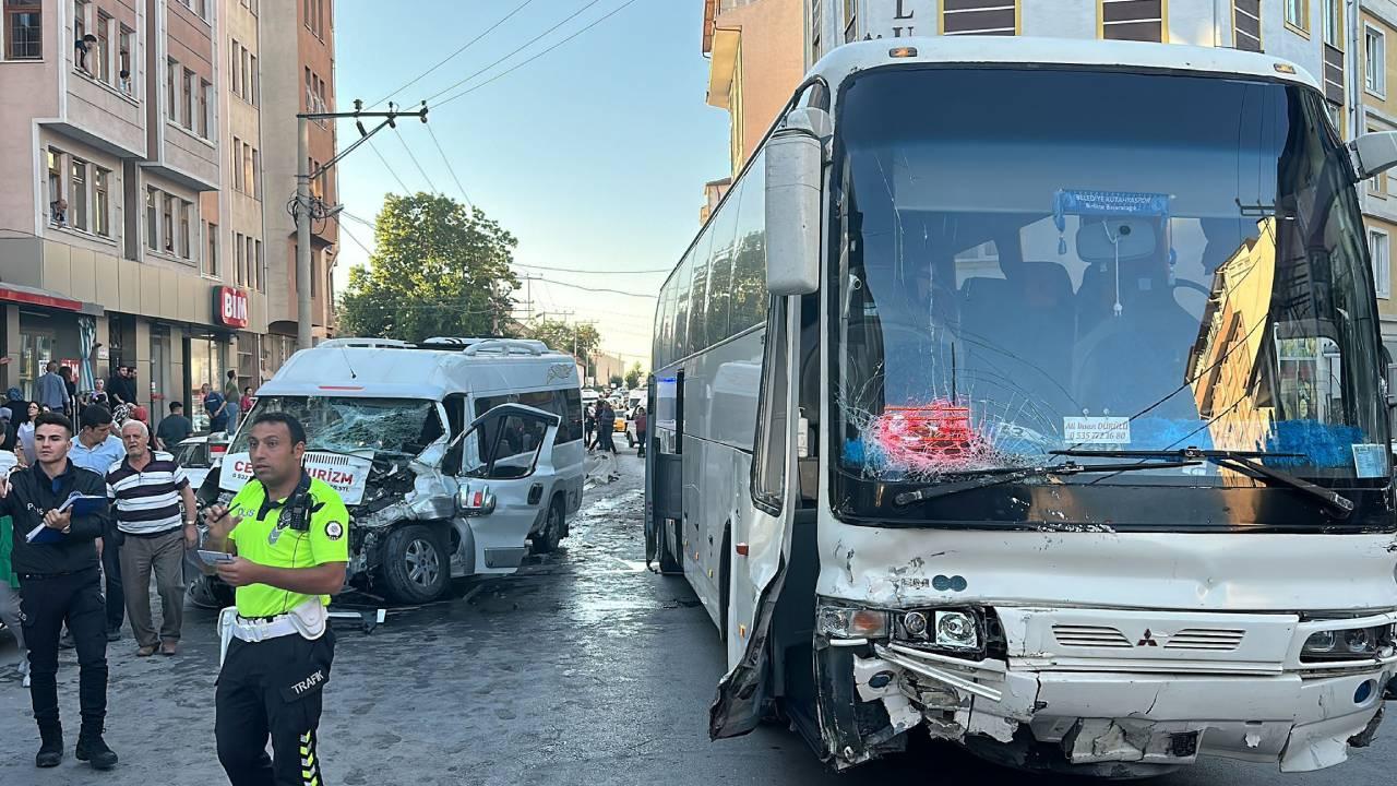 Freni boşalan otobüs 4 araca çarptı Freni boşalan otobüs 4 araca çarptı