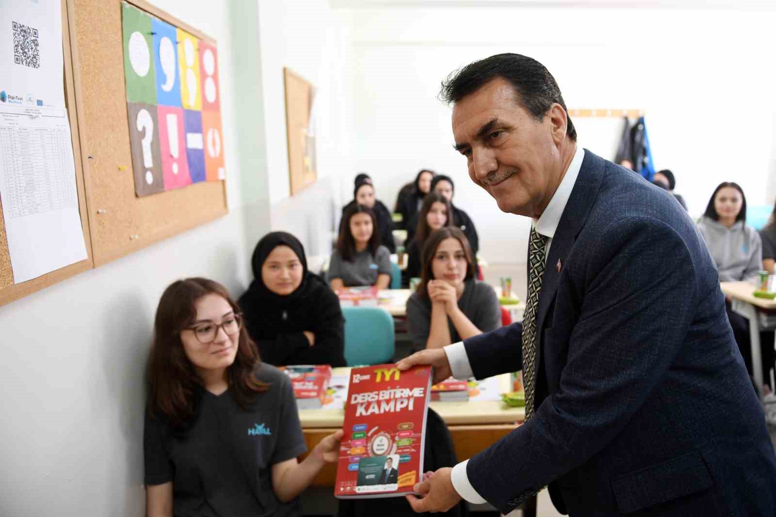 Osmangazi’den lise öğrencilerine yardımcı kitap desteği