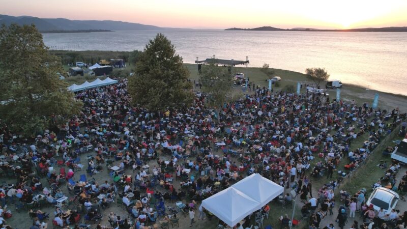 Bursa’da muhteşem göl manzarasında festival! Nilüfer Belediyesi’nin muhteşem göl manzarasında düzenlediği 9. Akçalar-Fadıllı İncir Festivali