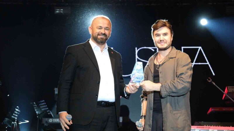Orhaneli’de yaz festivalle kapandı! Orhaneli Belediyesi tarafından düzenlenen festival, hem Karagöz Şenlikleri hem de