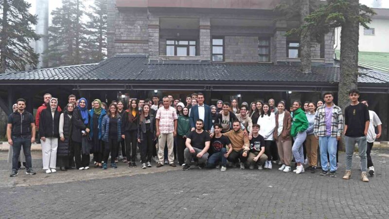 Osmangazi’nin başarılı öğrencileri zirvede motivasyon kampında Yıl boyu öğrencilerin moral ve motivasyonunu yükseltecek çok sayıda etkinliğe