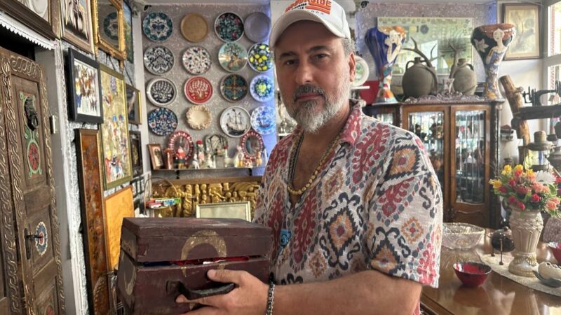 Bursa’nın İznik ilçesinde dünyanın bir çok noktasından topladığı antikaları sergilen