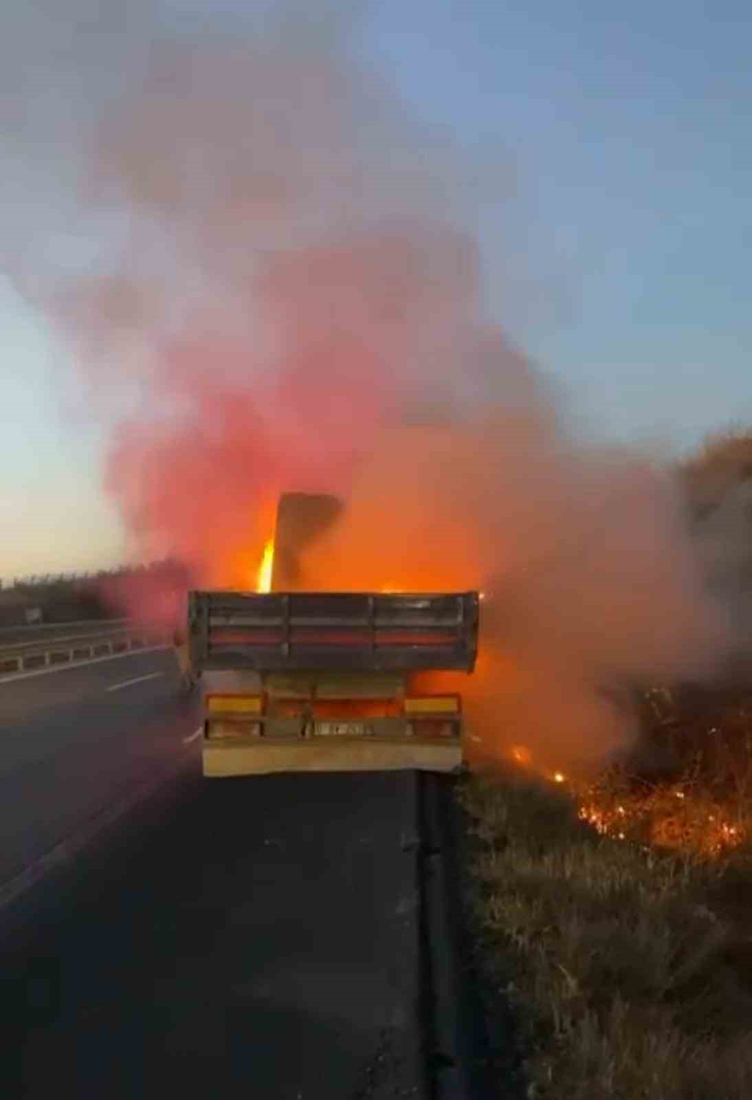 Bursa’da seyir halindeki tır alev alev yandı Bursa’da seyir halindeki tır alev alev yandı